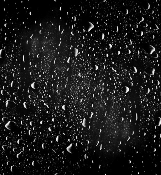 水滴在玻璃上。透明滴在玻璃上的叠加效果。滴雨滴。成雾。图片下载