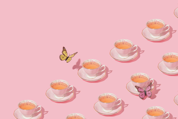 蝴蝶在淡粉色背景的复古茶杯上飞舞。80年代、90年代复古唯美浪漫的春天概念。简约时尚爱的理念。图片下载