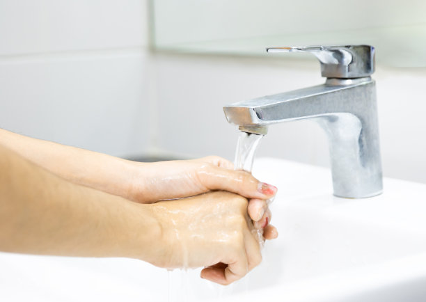 洗手。Covid-19冠状病毒大流行预防。卫生的概念。一个女人在浴室里洗手。清洁双手。“t图片下载