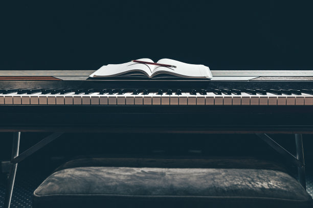 在黑暗的钢琴琴键上打开记事本，复制空间。图片下载