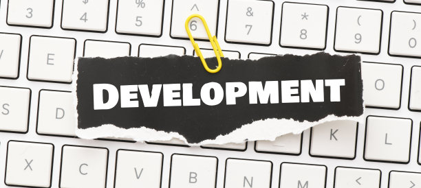 在一张黑色的小纸上写发展字。图片下载