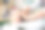美发师在美容院用洗发水给一个黑发女孩洗头图片下载