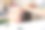 美发师在美容院用洗发水给一个黑发女孩洗头图片下载