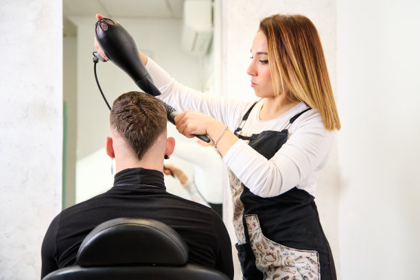 理发师在理发店为顾客理发和造型图片下载