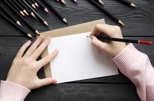 俯视图的孩子的手躺在一张白纸上。模型图片下载