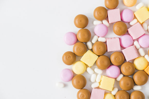 甜美多彩的糖果，白色的背景上的糖果图片下载
