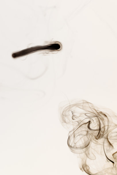 黑烟在白色的背景图片下载
