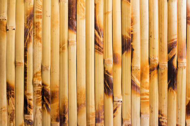 近垂直照片纹理的棕色和黄色的竹席。图片下载