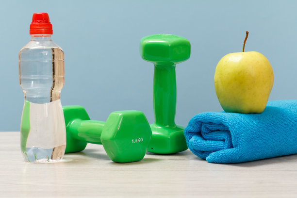 在房间的地板上使用哑铃和各种健身工具。图片下载
