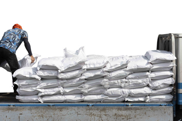 一排排堆叠的袋子孤立在白色背景上图片下载