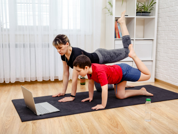 两人在家练习放松瑜伽。冷静和放松。图片下载