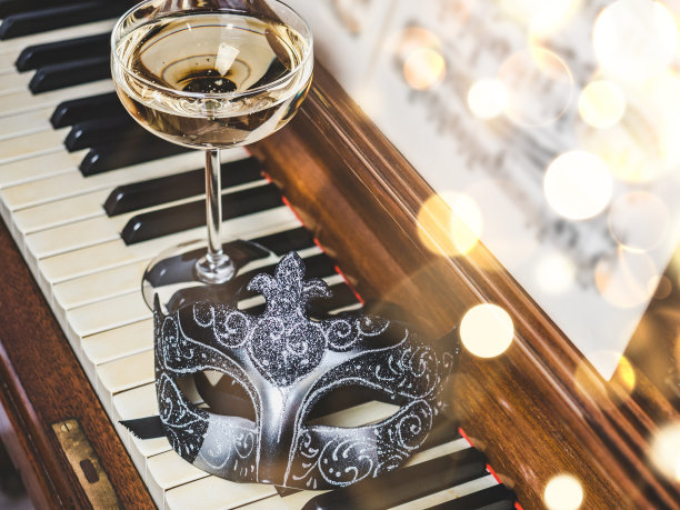 古董狂欢节面具。从上面看，近距离看图片下载