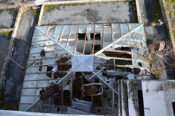 一座废弃的旧建筑图片下载