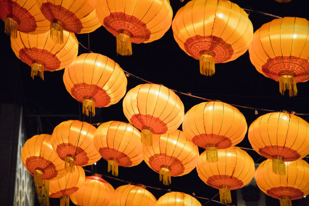 中国夜晚的橙色灯笼图片下载