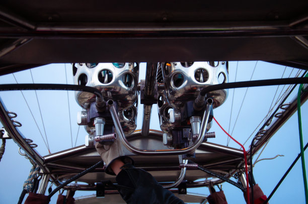 热气球驾驶员把手放在煤气炉上。图片下载