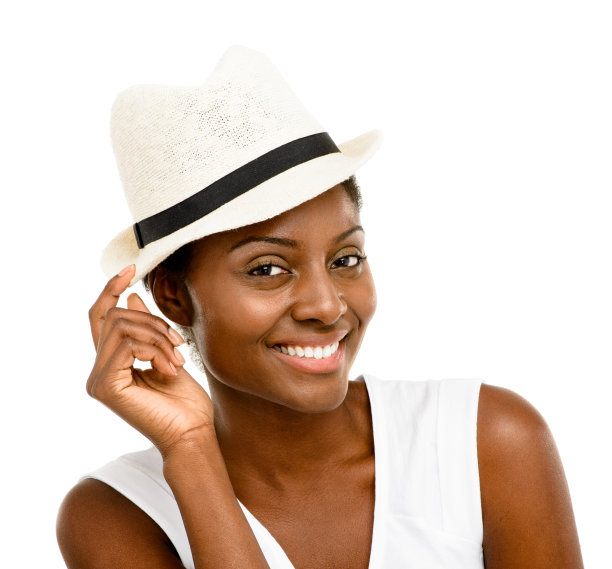 一名时尚的年轻女子在白色背景下摆姿势的演播室照片图片下载