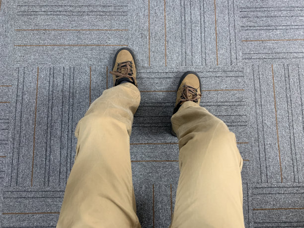 男人穿着登山靴坐在家里图片下载