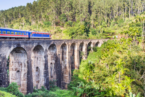失控的火车图片下载