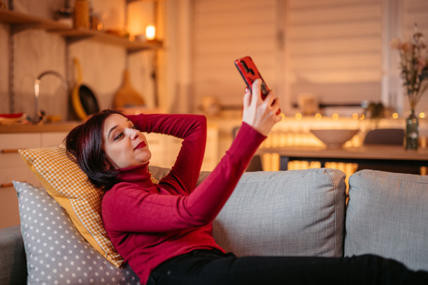 美丽微笑的女人在家里自拍图片下载