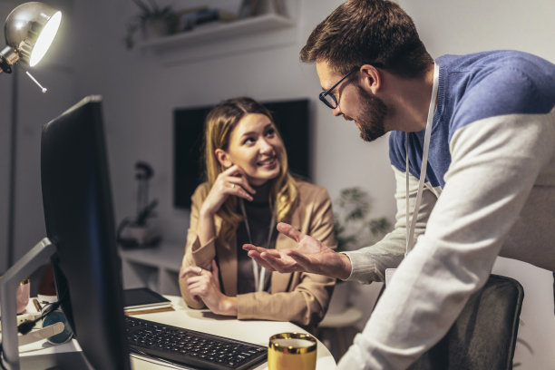 一对夫妻在晚上做新项目图片下载