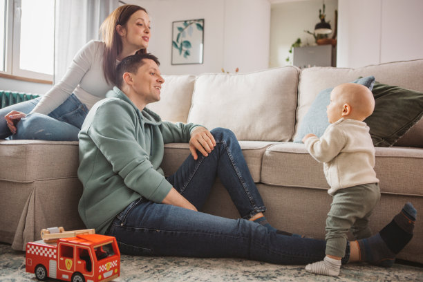 年轻的家庭在家里图片下载