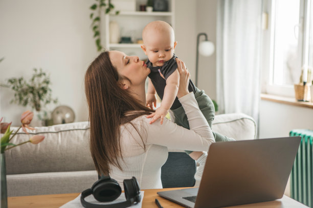 年轻母亲在家工作图片下载