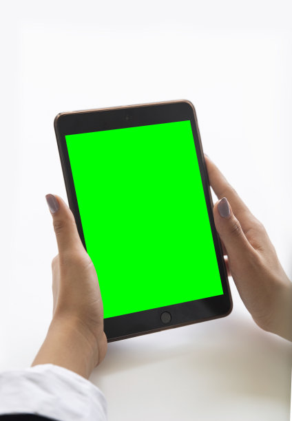 这是一张黑色高科技智能平板电脑的照片。一个女人的两只手拿着药片。这是可以在智能平板电脑的屏幕上定制ımage的模板照片。chrome的关键。图片下载