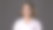 在灰色背景前穿着白衬衫微笑的女商人的肖像。可爱的短发女孩。她似乎对他工作上的成功感到高兴。她自豪地站着。图片下载