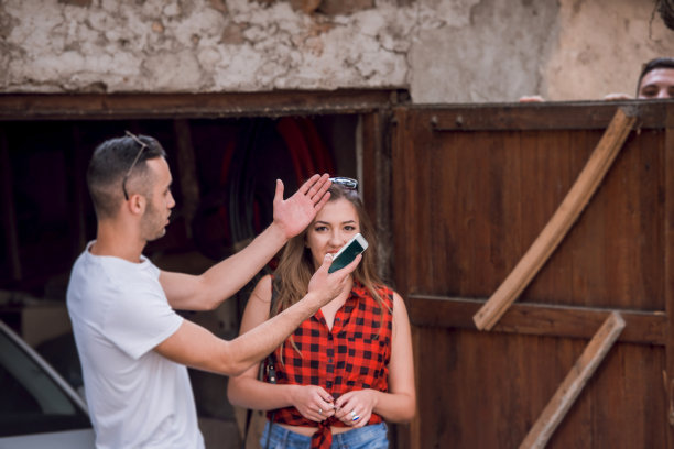 朋友们在停着的车前聊天图片下载