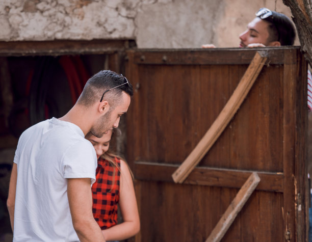 朋友们在停着的车前聊天图片下载