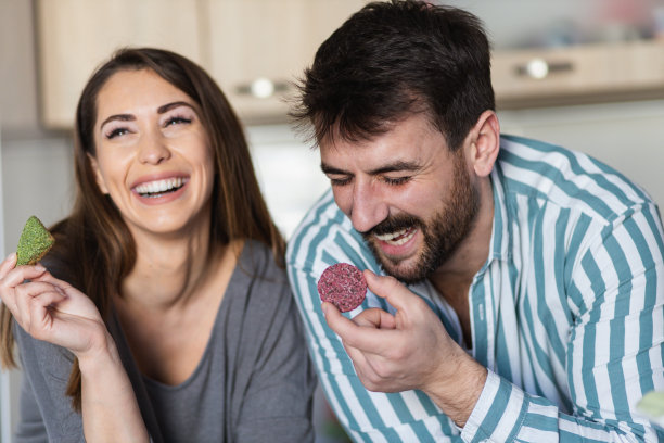 美丽幸福的夫妇在家里庆祝复活节图片下载