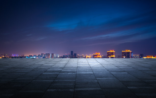 广场前的城市夜景图片下载