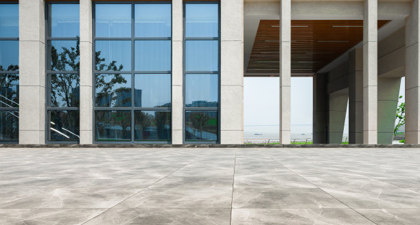 室外城市建筑玻璃幕墙前的大理石广场图片下载