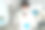 年轻的亚洲女化学家将化学物质滴入蓝色液体中图片下载