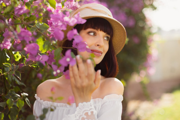 一个美丽快乐的红发女人在一个温暖的夏日公园里。图片下载