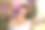 一个美丽快乐的红发女人在一个温暖的夏日公园里。图片下载