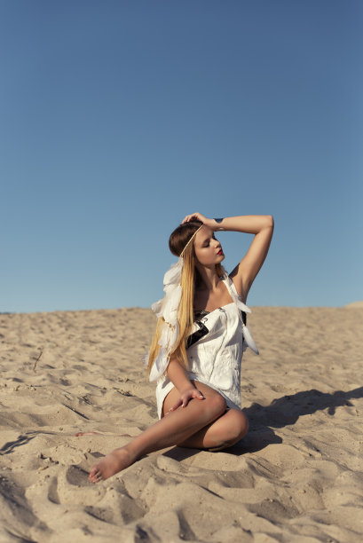 年轻的金发女孩在度假图片下载