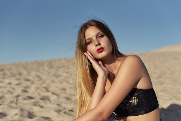 年轻的金发女孩在度假图片下载