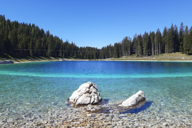 特伦蒂诺的蒙塔尼奥利湖图片下载