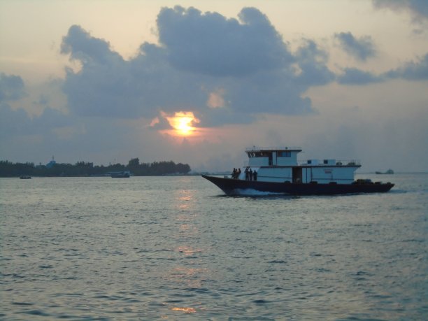 马尔代夫马累海滩美丽的日落图片下载