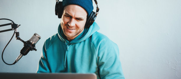 快乐的人在播放他的音频播客图片下载