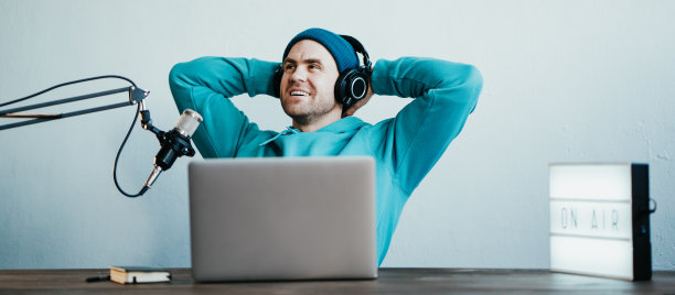 一个男人在播放他的音频播客图片下载