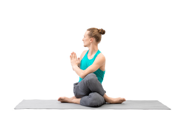 男性的瑜伽。白种人的身材与金发髻发练习牛脸姿势脊柱扭转和合十姿势，孤立在白色。图片下载
