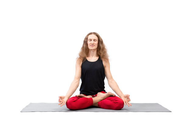 长头发英俊的金发男子闭着眼睛坐在垫子上，以莲花的姿势练习深呼吸，莲花座，孤立在白色上。图片下载