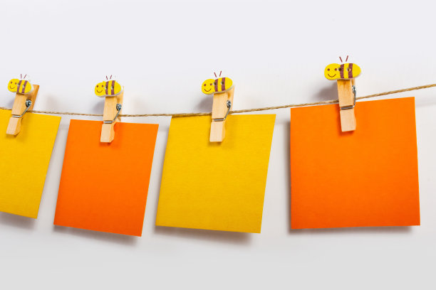 彩色纸条悬挂照片。图片下载