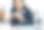一个年轻的女商人一边喝咖啡一边在办公室工作图片下载