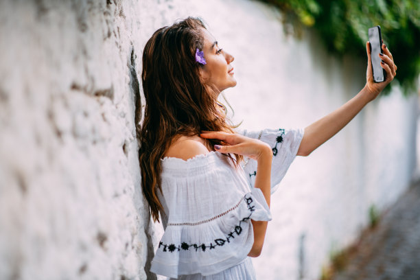 穿白裙子自拍的女人图片下载