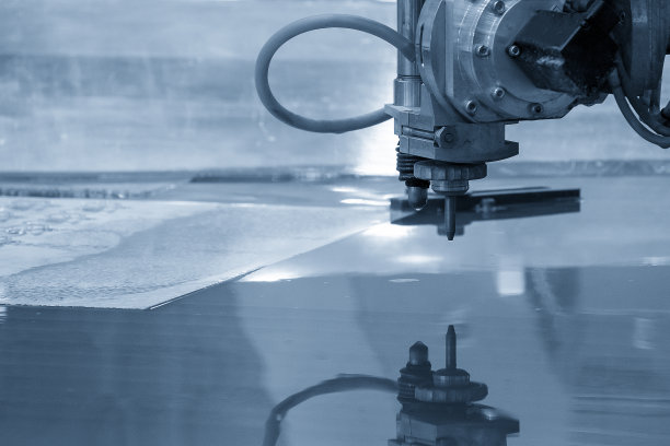 多轴水射流切割机切割铝板。图片下载