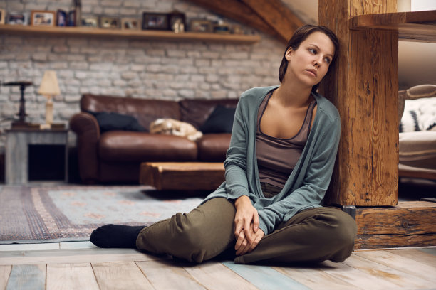 年轻女子独自在家时患抑郁症。图片下载