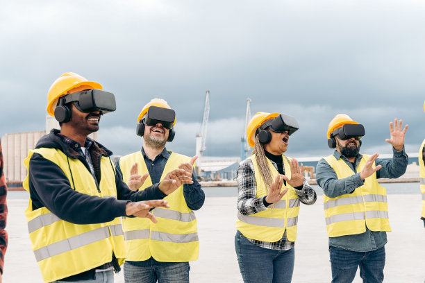 多种族的产业工人团队使用虚拟现实耳机户外航运货运码头- Metaverse和货运物流概念-非洲妇女的脸图片下载